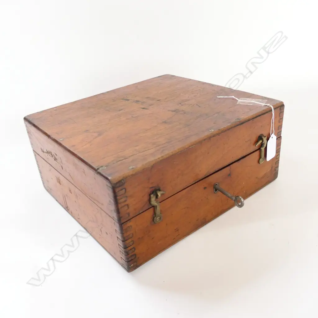 SEXTANT IN MAHOGANY CASE, MARKED ON THE ARC 'W.H. WEBSTER, GRIMSBY' ... Image 1++